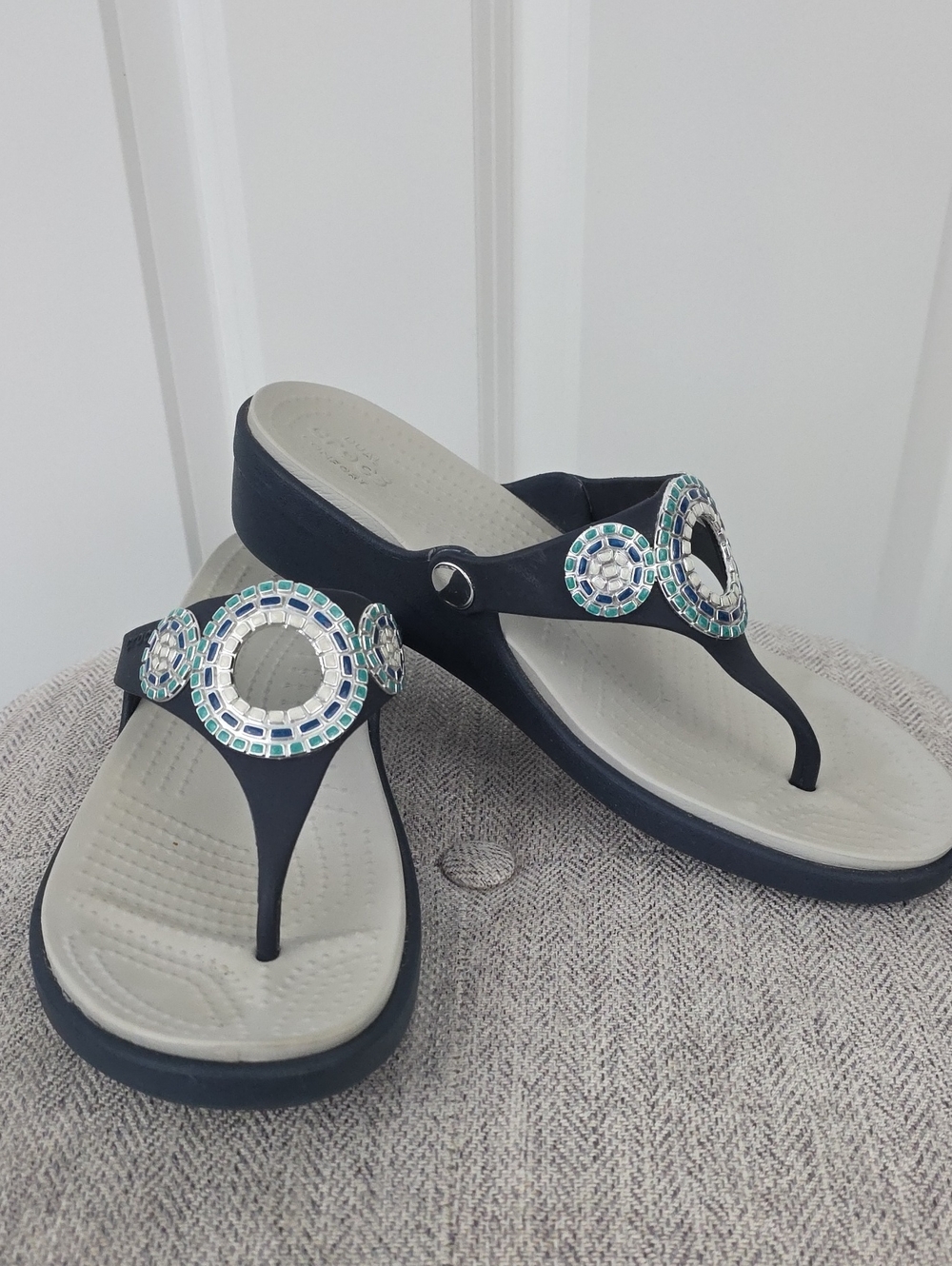 Crocs Sanrah Embellished / Diamante Circle Wedge Flip-Flop Sandals Size 10